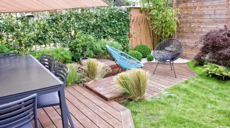 Gemütlicher Garten mit einer modernen Terrasse aus Bambus Terrassendielen