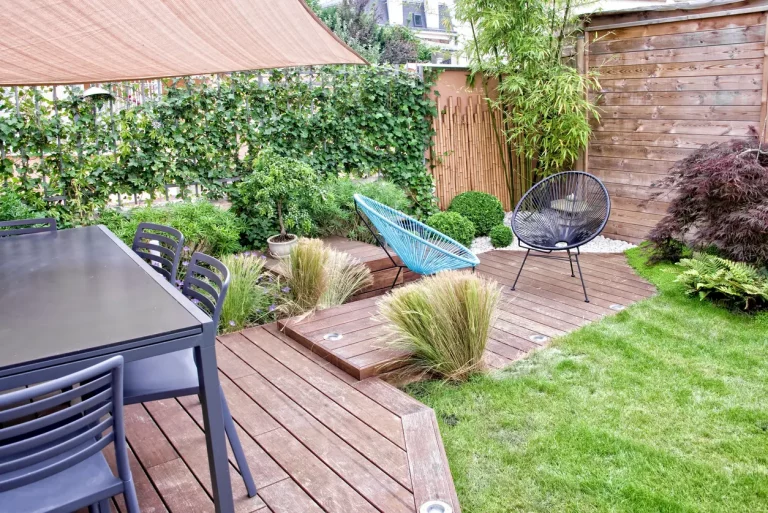 Gemütlicher Garten mit einer modernen Terrasse aus Bambus Terrassendielen