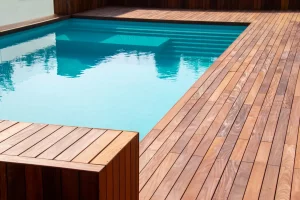 Ipé Hartholz Pooldeck in einem Garten