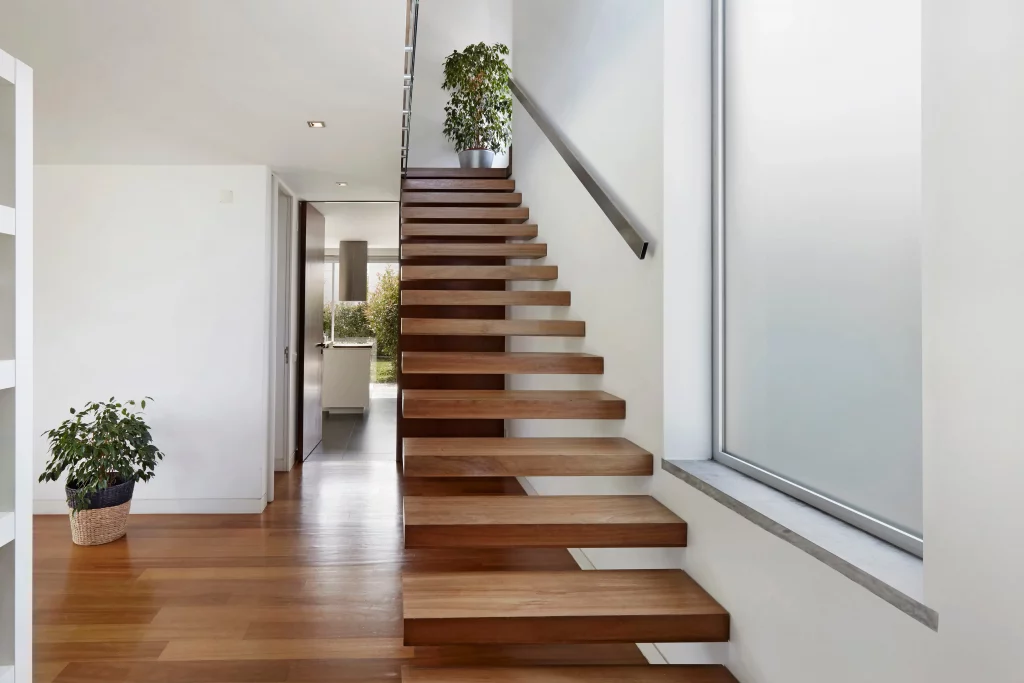Wohnungseingang mit Holztreppe als Zugang zum Obergeschoss