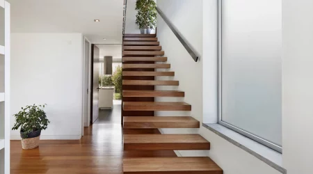 Wohnungseingang mit Holztreppe als Zugang zum Obergeschoss