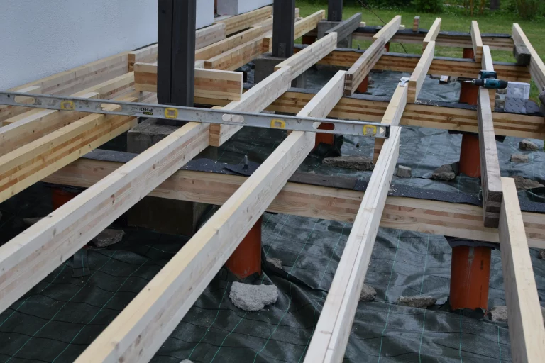 Eine Unterkonstruktion einer Terrasse aus Holzbalken