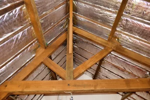 Vakuum Dachdämmung aus Aluminiumfolie in einem Dachstuhl
