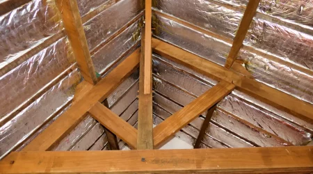 Verarbeitung von Klemmfilz zur Dachdämmung