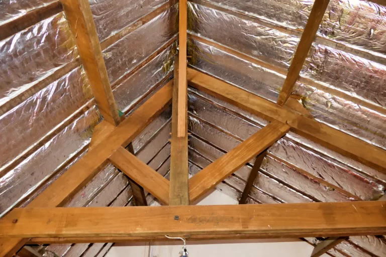 Vakuum Dachdämmung aus Aluminiumfolie in einem Dachstuhl