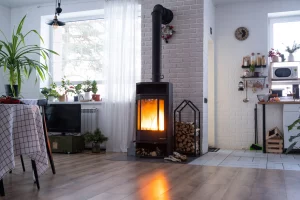 Schwarzer Kaminofen in einem rustikalen Wohnzimmer
