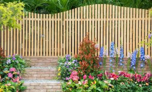 Holzgartenzaun mit Blumen