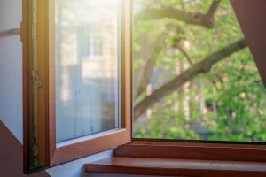 Nahaufnahme eines geöffneten Holzfensters
