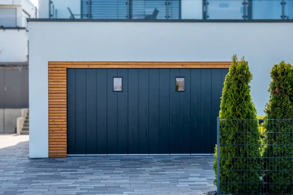Fertiggarage aus Beton mit individuellen Holzelementen