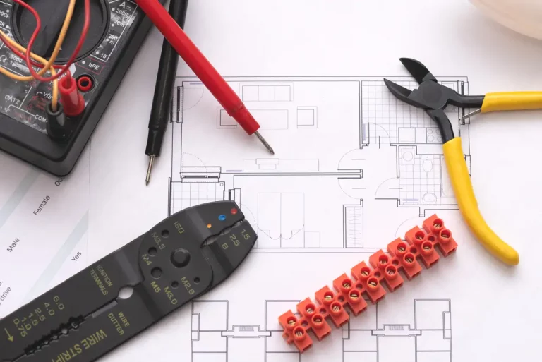 Elektrikerwerkzeug auf einer Wohnungsskizze