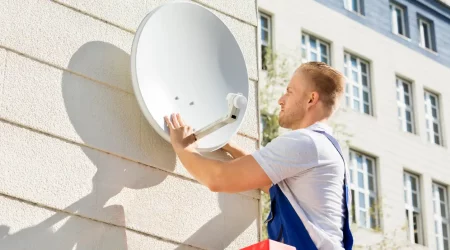Elektriker bei der Montage einer Satellitenschüssel