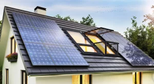 Modernes Einfamilienhaus mit Photovoltaikanlage auf dem Dach und geöffnetem Dachfenster zur Nutzung von Solarenergie.