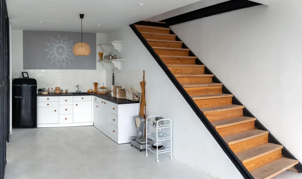 Minimalisitische gerade Treppe mit Holzstufen in einer Wohnung