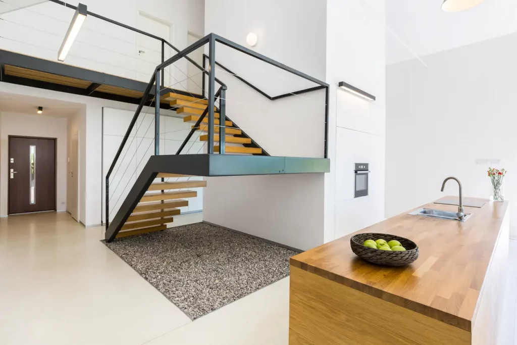 Massive Podesttreppe aus Stahl mit Holztstufen und Podest