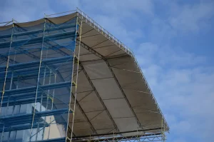 Wetterschutzdach als Schutz eines Hauses während Baumaßnahmen