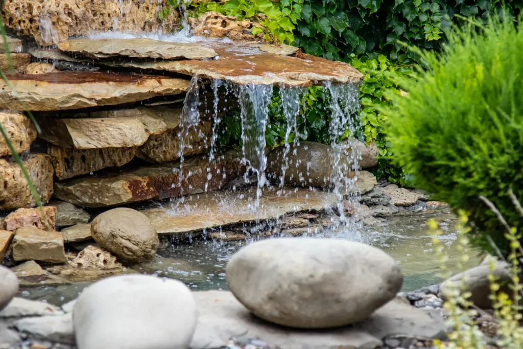 Wasserfall integriert in einen Bachlauf im Garten
