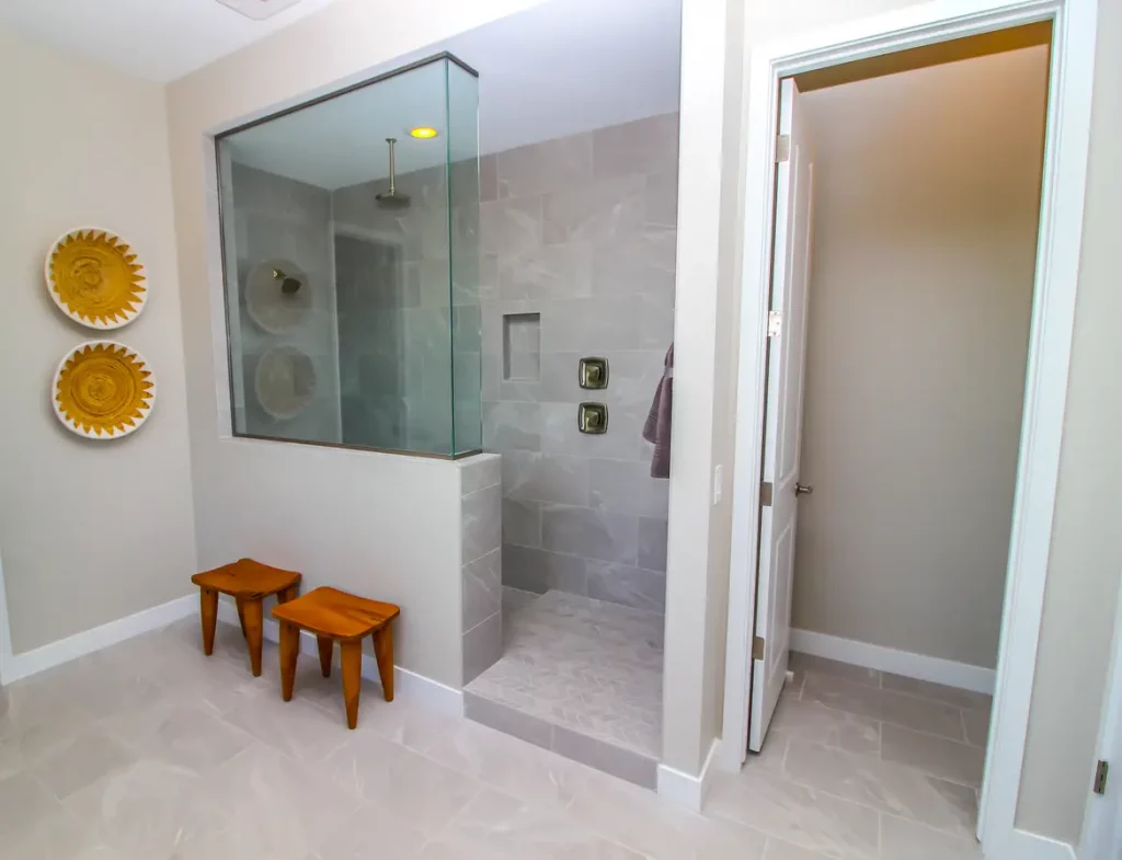 Begehbare Dusche mit Sonderanfertigung aus Glas
