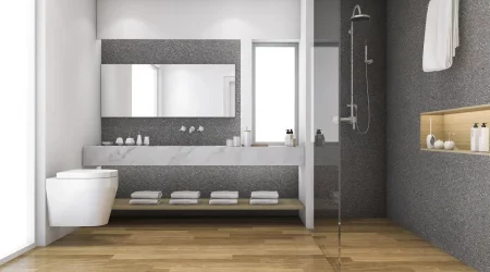 Badezimmer mit Holzboden und Steinwand