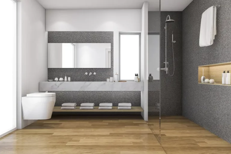 Badezimmer mit Holzboden und Steinwand
