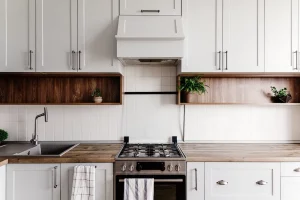 Eine weiße moderne Luxusküche im skandinavischem Stil mit weißem Fliesenspiegel