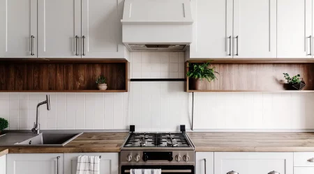 Eine weiße moderne Luxusküche im skandinavischem Stil mit weißem Fliesenspiegel
