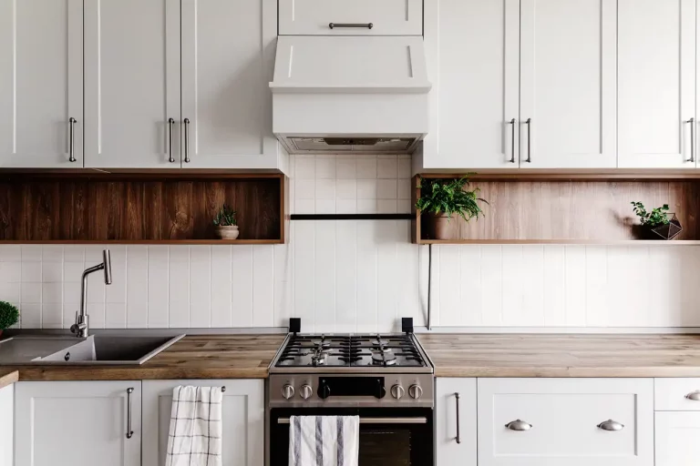 Eine weiße moderne Luxusküche im skandinavischem Stil mit weißem Fliesenspiegel