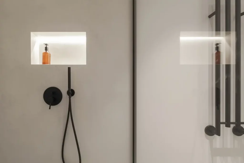 Moderne Badezimmereinrichtung mit Mikrozementwand und schwarzen Armaturen