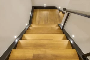 Stilvolle Holztreppe mit Podest in einer Wohnung