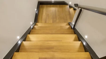 Stilvolle Holztreppe mit Podest in einer Wohnung