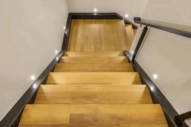 Stilvolle Holztreppe mit Podest in einer Wohnung