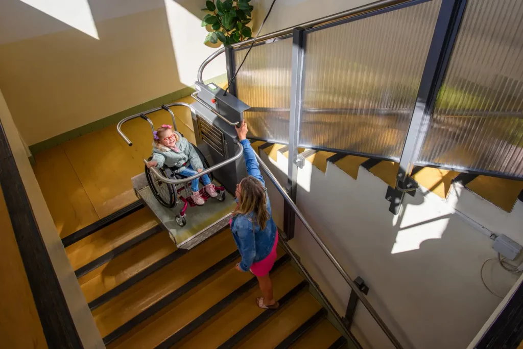 Integrierter Treppenlift für Rollstuhlfahrer auf einer Podesttreppe