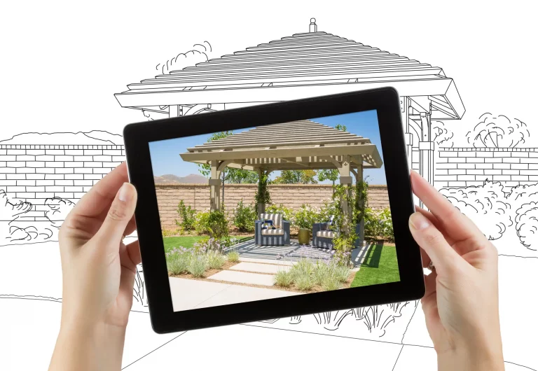 Weibliche Hände halten ein Tablet Tablet mit Foto von einer Terrasse mit Pergola im Rahmen einer Terrassenplanung