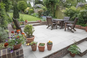 Versiegelte Terrasse aus Naturstein in einem Garten