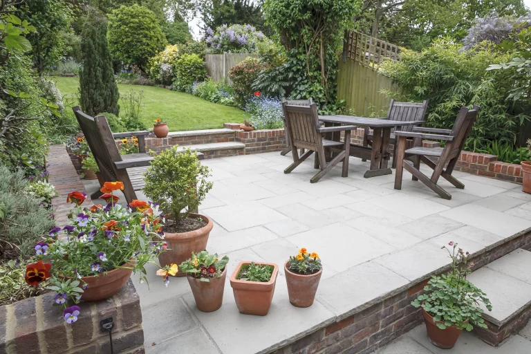Versiegelte Terrasse aus Naturstein in einem Garten