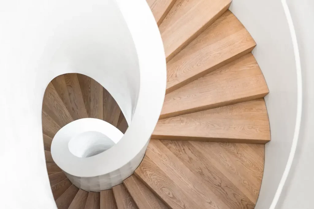 Moderne Wendeltreppe in einem Gebäude mit hellen Holzstufen