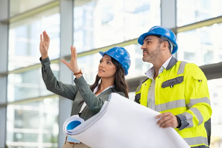 Baubegleiter auf einer Baustelle mit Bauherren im Gespräch