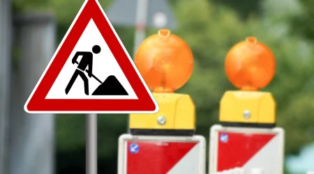 Verkehrsschild und Absperrung an einer Baustelle
