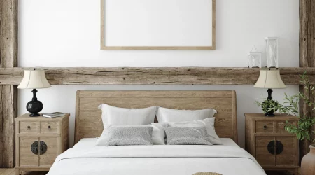 Ein von einem Schreiner angefertigtes Bett aus Massivholz in einem modernen Schlafzimmer