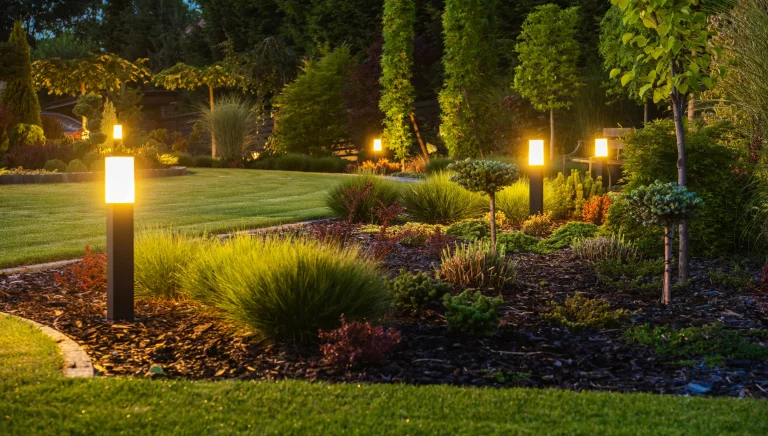 Moderne Gartenbeleuchtungssystene in einem Garten