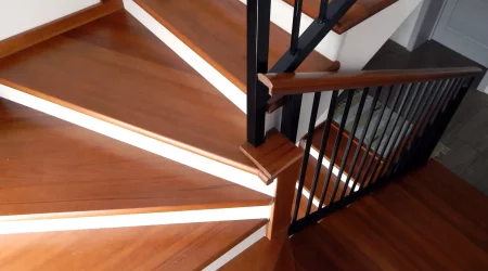 Halbgewendelte Holztreppe