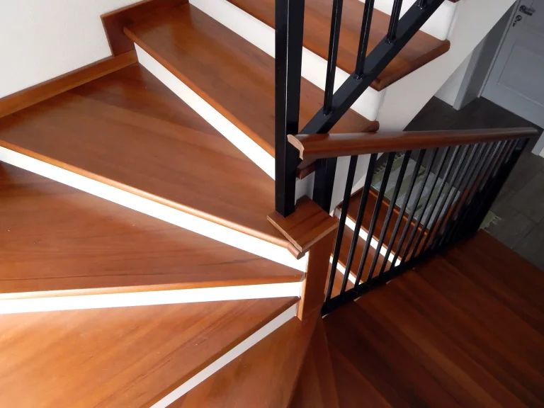 Halbgewendelte Holztreppe