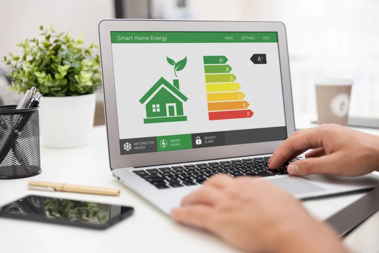 Aufgeklappter Laptop dessen Bildschirm ein Bild zur Energieeffizienz zeigt