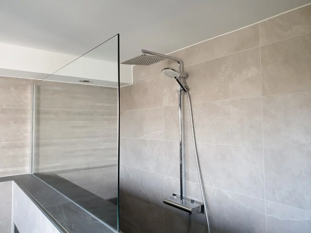 Ein nachträglich angebrachtes Regenduschen System als Armatur in einer Badewanne