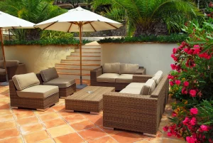 Terrasse aus Terracottafliesen mit Sitzgruppe