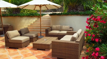 Terrasse aus Terracottafliesen mit Sitzgruppe