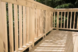 Terrasse mit Geländer aus Kiefernholz