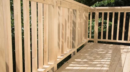 Terrasse mit Geländer aus Kiefernholz