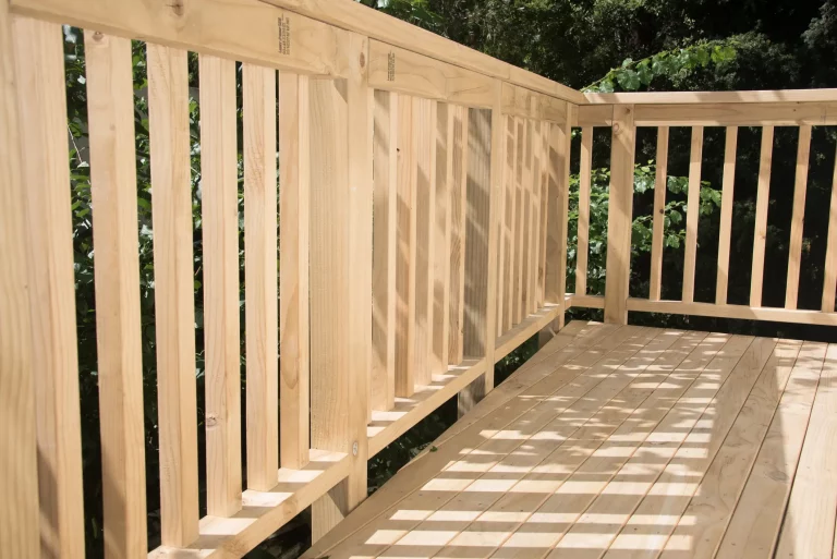 Terrasse mit Geländer aus Kiefernholz
