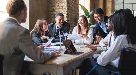 Gesellschafter sitzen im Rahmen ihres Meetings an einem Besprechungstisch