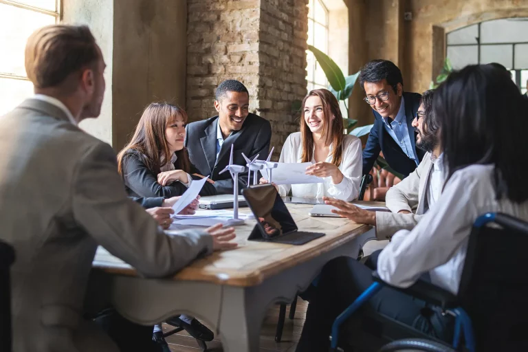 Gesellschafter sitzen im Rahmen ihres Meetings an einem Besprechungstisch